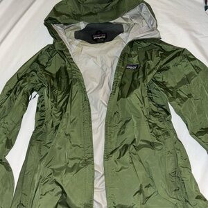 Patagonia Women's Torrentshell 3L Rain Jacket size L in dark Olive green